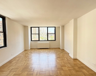 East 49 Street - Photo Thumbnail 3