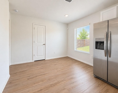 1512 Las Cuevas Drive - Photo Thumbnail 4
