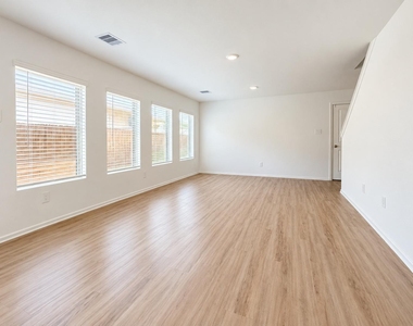 1512 Las Cuevas Drive - Photo Thumbnail 7