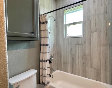 517 S Avenue G - Photo Thumbnail 16