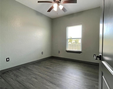 517 S Avenue G - Photo Thumbnail 19