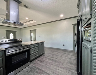 517 S Avenue G - Photo Thumbnail 9