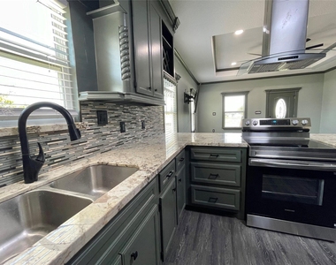 517 S Avenue G - Photo Thumbnail 8