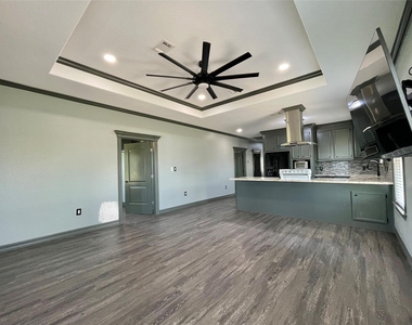 517 S Avenue G - Photo Thumbnail 3