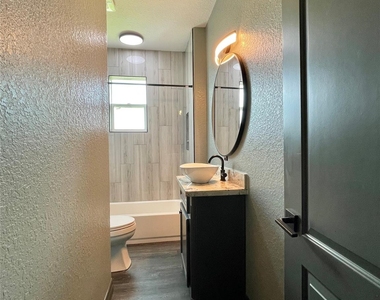 517 S Avenue G - Photo Thumbnail 17