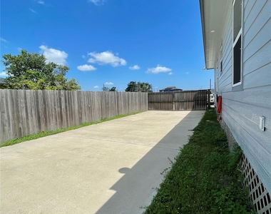 517 S Avenue G - Photo Thumbnail 23