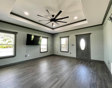 517 S Avenue G - Photo Thumbnail 2