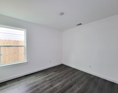 8122 Sterlingshire Street - Photo Thumbnail 12