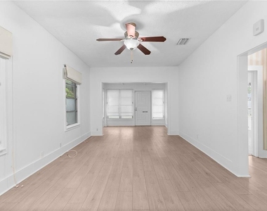 304 W Flora Street - Photo Thumbnail 3