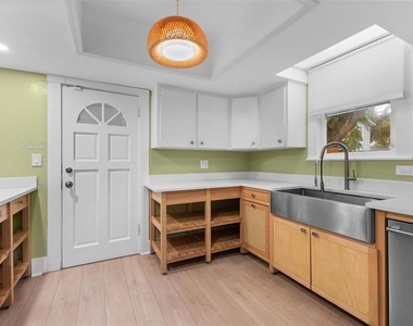 304 W Flora Street - Photo Thumbnail 7