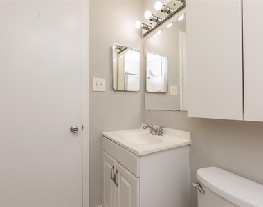 425 Emerson Street - Photo Thumbnail 10