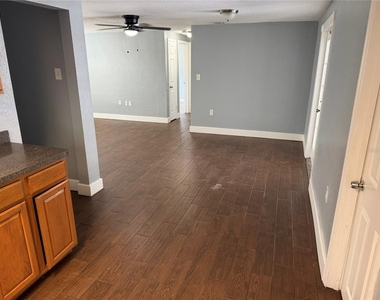 10010 Regency Park Boulevard - Photo Thumbnail 5