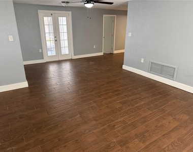 10010 Regency Park Boulevard - Photo Thumbnail 1