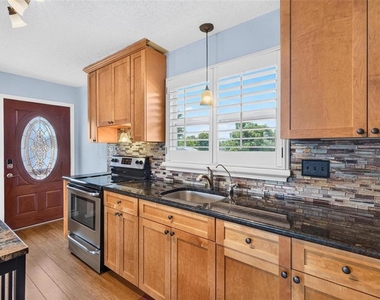437 43rd Ave N - Photo Thumbnail 4