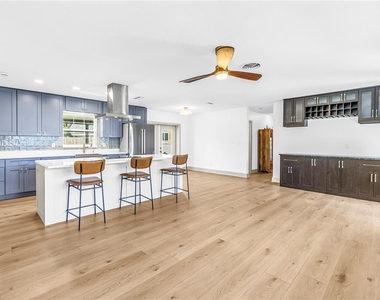 1230 Kenwood Avenue N - Photo Thumbnail 5