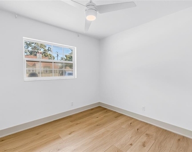 1230 Kenwood Avenue N - Photo Thumbnail 17