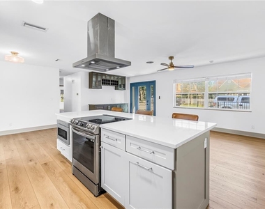 1230 Kenwood Avenue N - Photo Thumbnail 10
