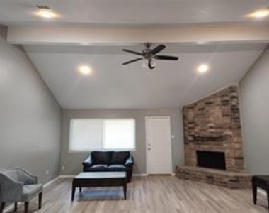 7426 Daylight Lane - Photo Thumbnail 5
