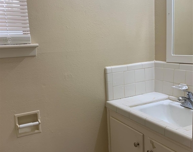 5323 Darlinghurst Drive - Photo Thumbnail 9