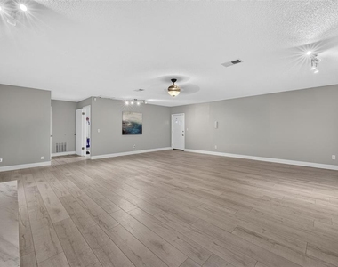 7606 Waunatta Court - Photo Thumbnail 4