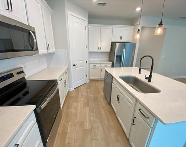 3009 Green Park Drive - Photo Thumbnail 7