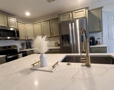 1920 Commander Way - Photo Thumbnail 11