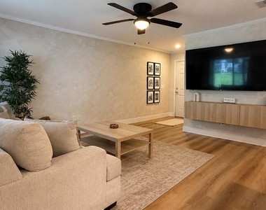 1920 Commander Way - Photo Thumbnail 5
