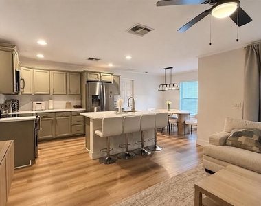 1920 Commander Way - Photo Thumbnail 9