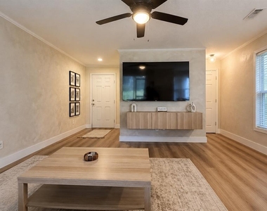 1920 Commander Way - Photo Thumbnail 4