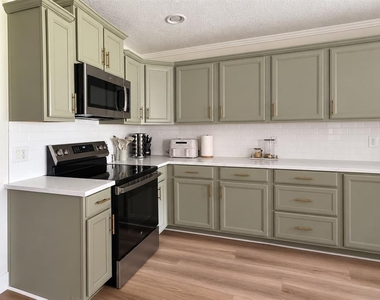1920 Commander Way - Photo Thumbnail 8
