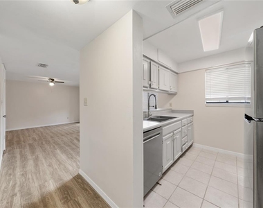 1412 Oak Place - Photo Thumbnail 10