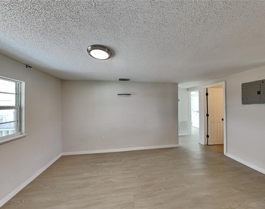 502 Dunbar Avenue - Photo Thumbnail 2