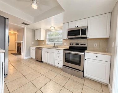 1223 La Mesa Avenue - Photo Thumbnail 4