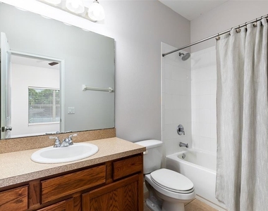 32 W Esther Street - Photo Thumbnail 10