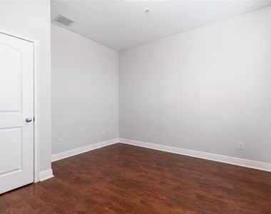 32 W Esther Street - Photo Thumbnail 11