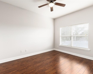 32 W Esther Street - Photo Thumbnail 9