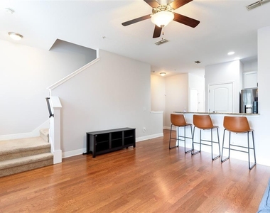32 W Esther Street - Photo Thumbnail 2