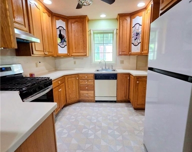 1005 Seneca Street - Photo Thumbnail 5