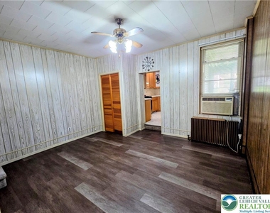 1005 Seneca Street - Photo Thumbnail 3