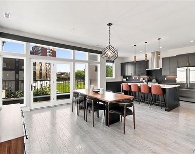 264 Lakefront Boulevard - Photo Thumbnail 13