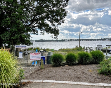 327 Deerfoot Lane - Photo Thumbnail 24