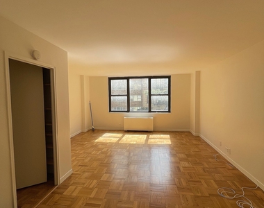 East 49 Street - Photo Thumbnail 1