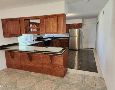 802 N Alzora Way - Photo Thumbnail 11
