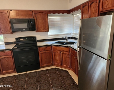 802 N Alzora Way - Photo Thumbnail 3