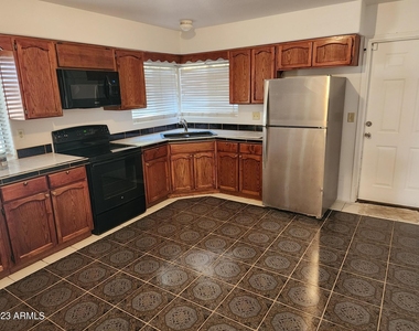 802 N Alzora Way - Photo Thumbnail 12
