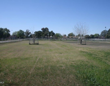802 N Alzora Way - Photo Thumbnail 2