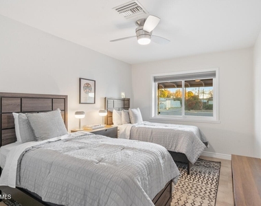 1716 W Berridge Lane - Photo Thumbnail 9