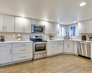8249 E Redwing Road - Photo Thumbnail 10