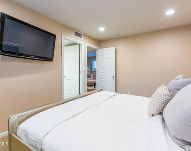 8249 E Redwing Road - Photo Thumbnail 24