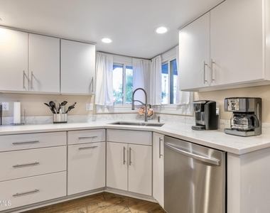 8249 E Redwing Road - Photo Thumbnail 12